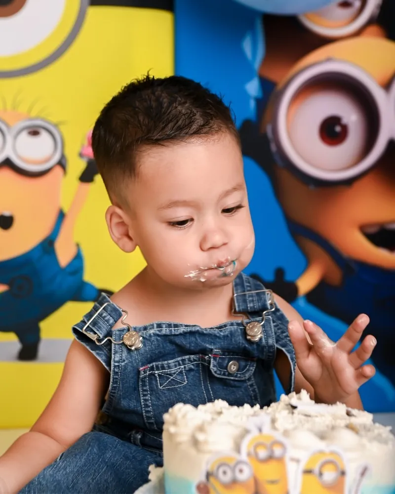 Niño comiendo su torta de Minions