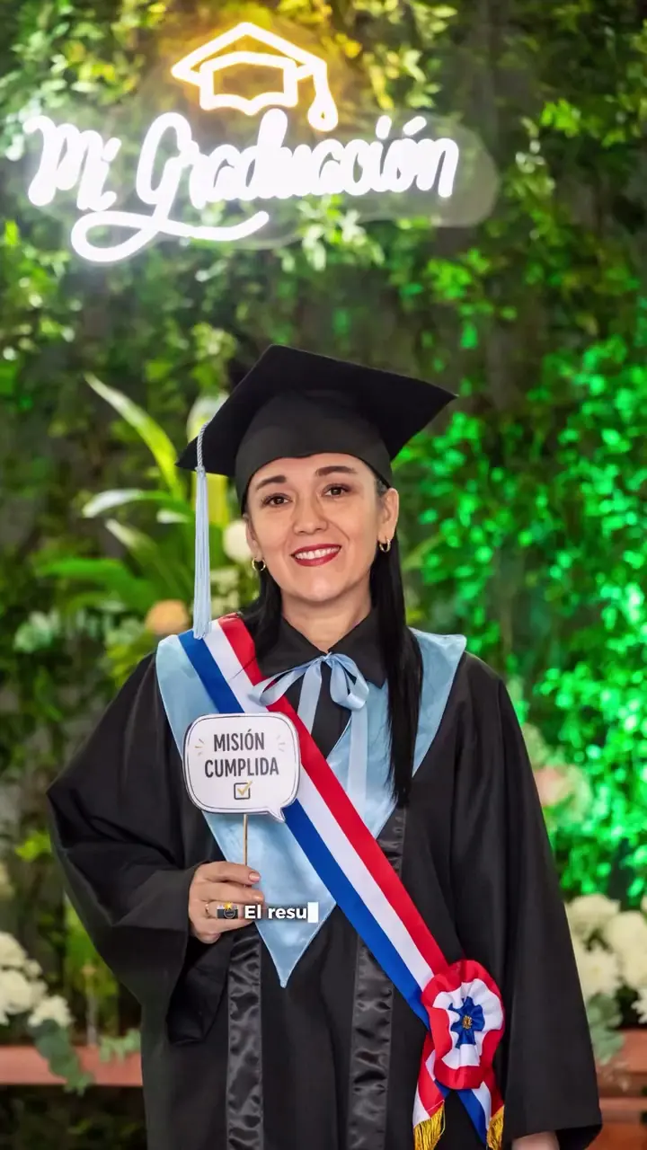 Graduada con toga y birrete en su fiesta de graduación