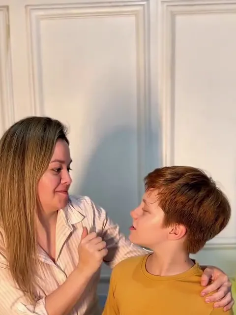 La fotógrafa acomodando el pelo de un niño antes de la foto