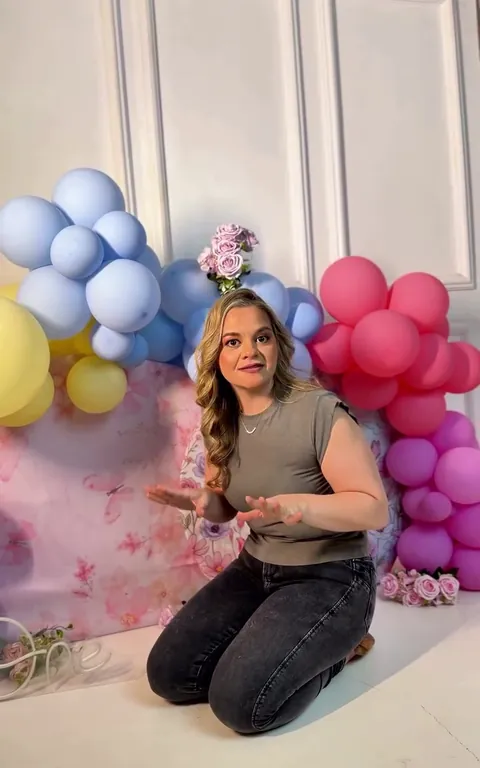 La fotógrafa armando un set de globos en el estudio