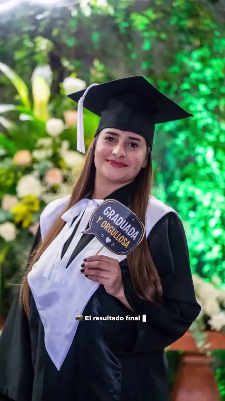 Graduada caminando con la toga y la banda